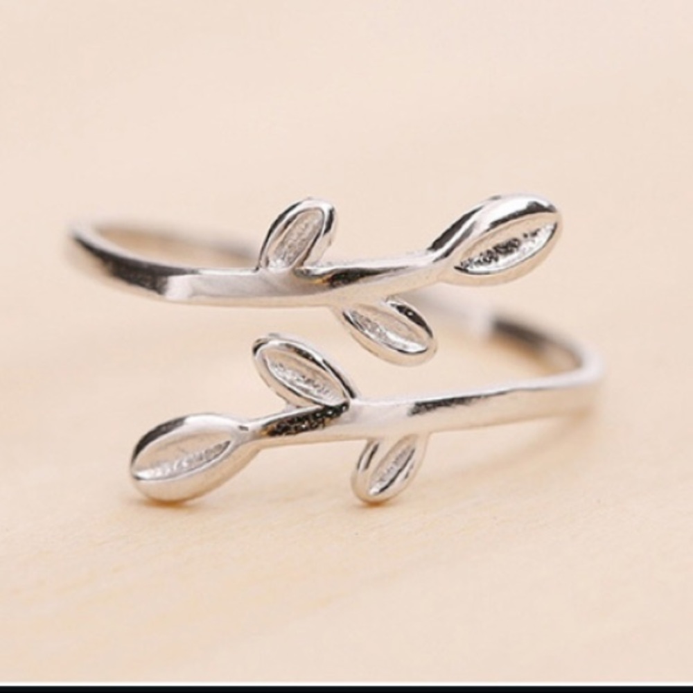 Women’s leaf branch silver ring. New!
